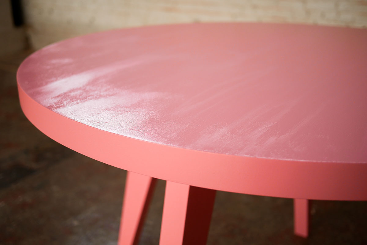 table ronde laquée rose, détail