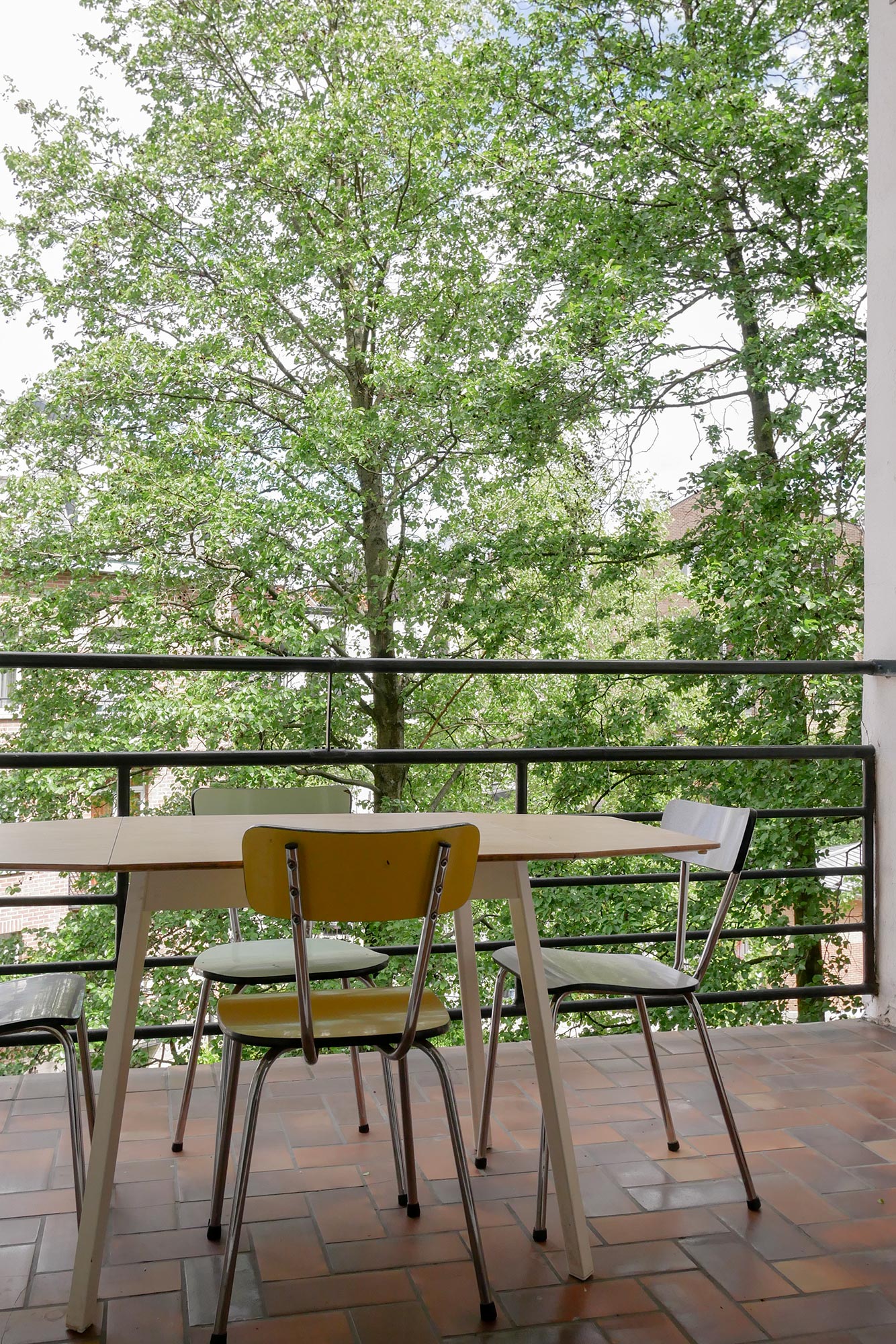 terrasse appartement, table et chaises