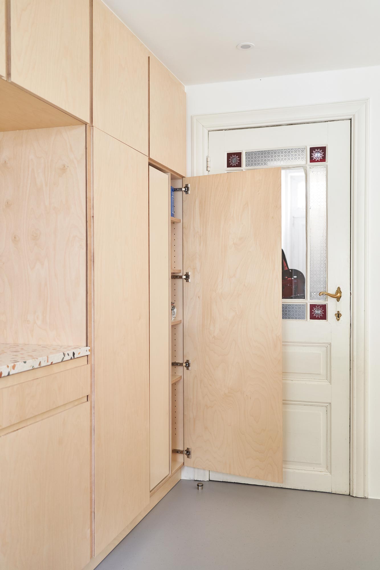 cuisine, grande armoire de rangement en bois multiplex, ouverte, porte