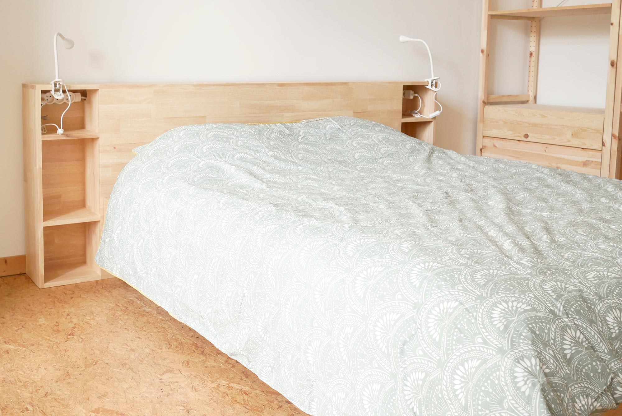 grand lit en hévéa massif, tête de lit avec chevets intégrés
