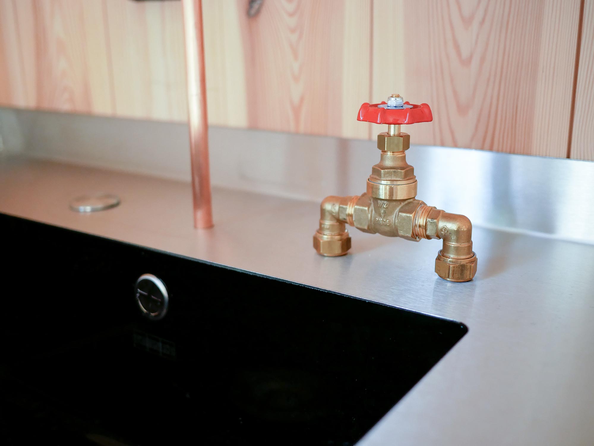meuble lavabo inox, robinet cuivre avec vanne de plomberie, sapin rouge